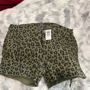 Torrid Olive Green Leopard Print Stretch Denim Shorts Size 16 NWT